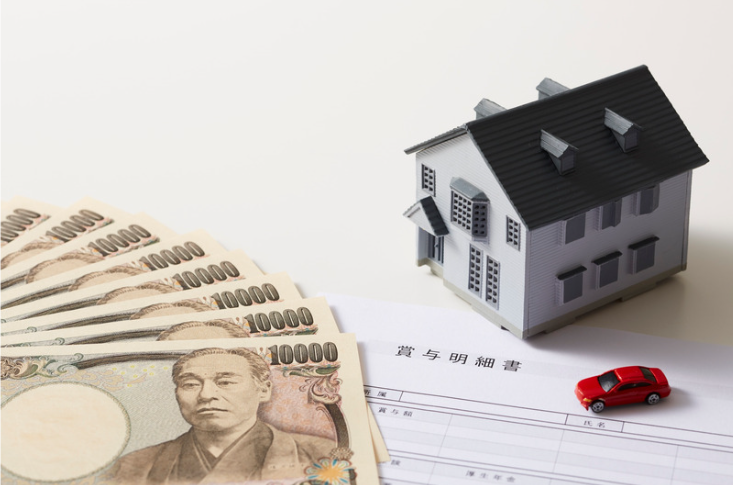 image - 株式会社FPマネー・プランニング | いわきファイナンシャルプランナー | いわきFP Yen banknotes,fertile bundle, a small model house, and a red toy car on a loan document, suggesting mortgage financing.